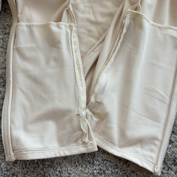 Women's Cream Jacket

Front zip closure
Two front zip pockets
Thumbholes
 
NWOT - Picture 6 of 7